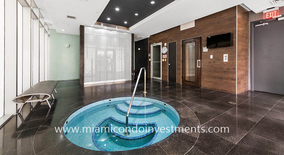 500 Brickell West Jacuzzi tub