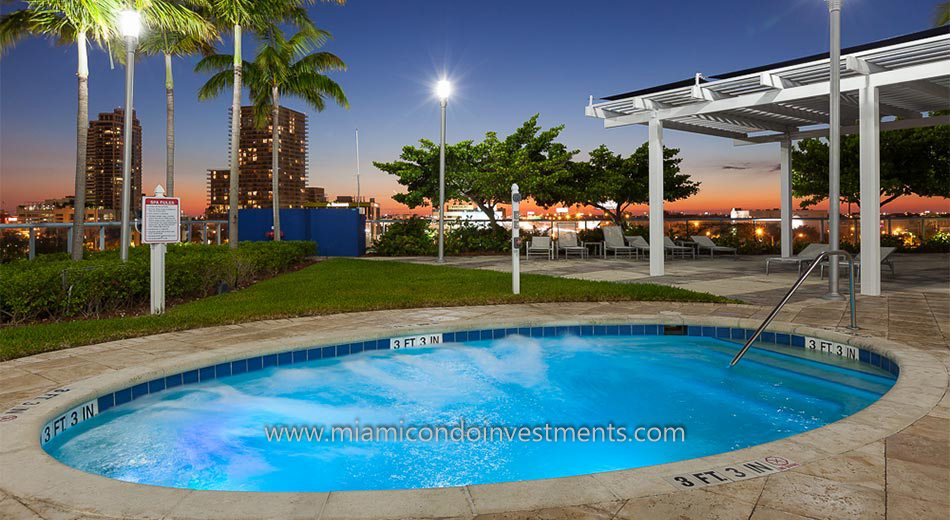 Blue Condominium hot tub