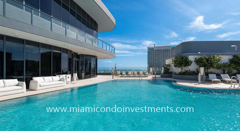 Brickell Flatiron rooftop pool and hot tub