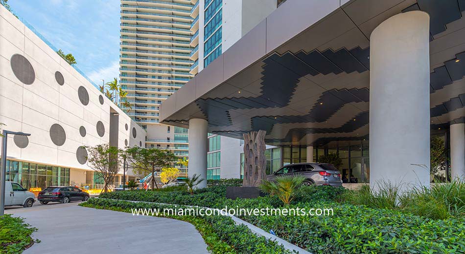 Paraiso Bay porte cochere