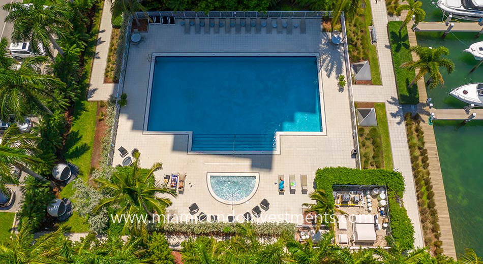 Eloquence on the Bay pool and hot tub