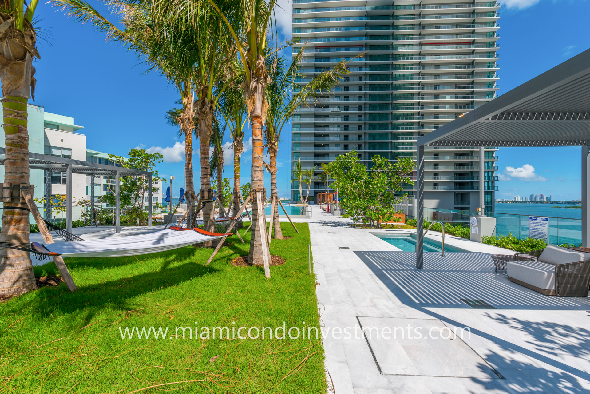 10th-floor pool deck at One Paraiso