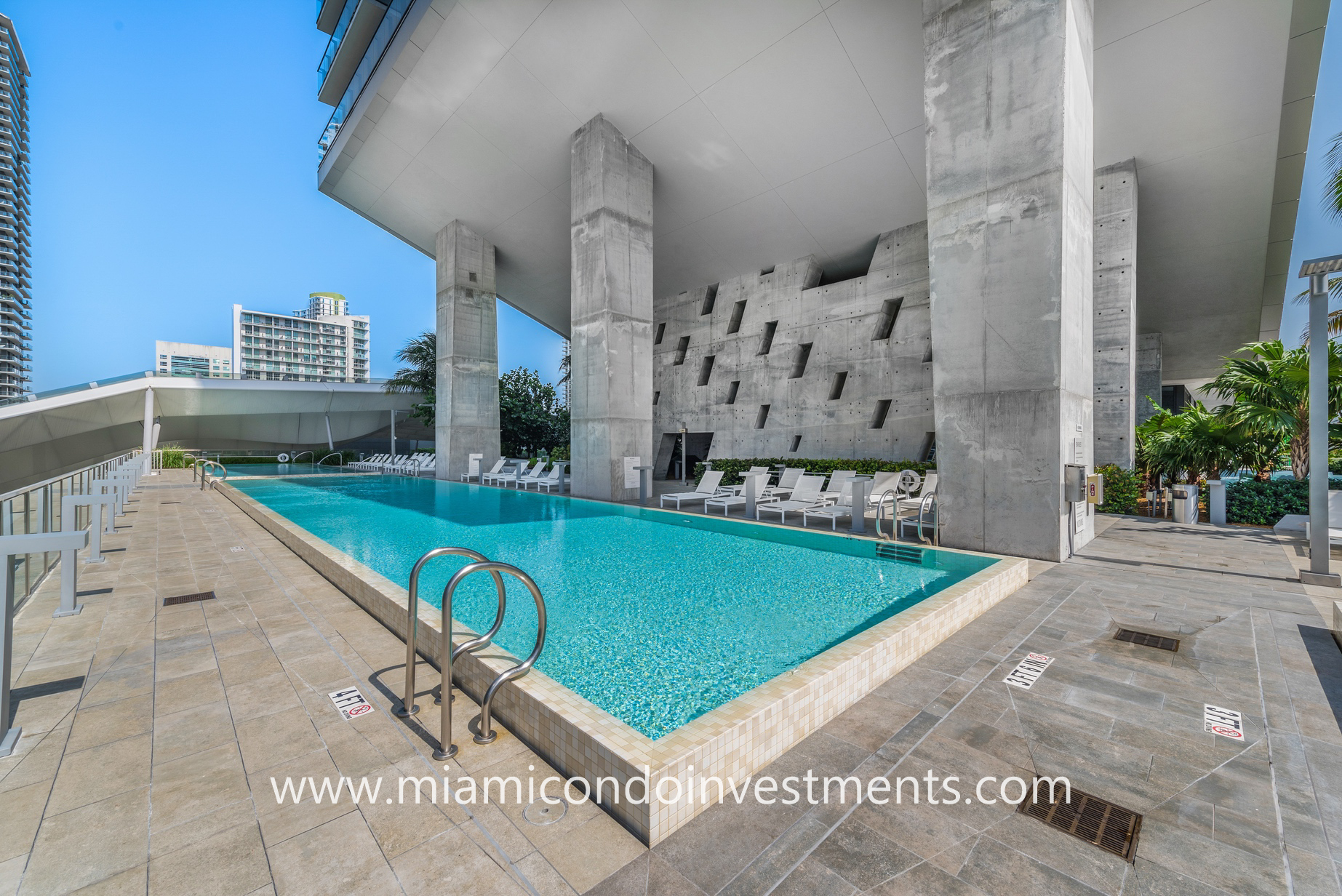 swimming pool at Reach Brickell City Centre