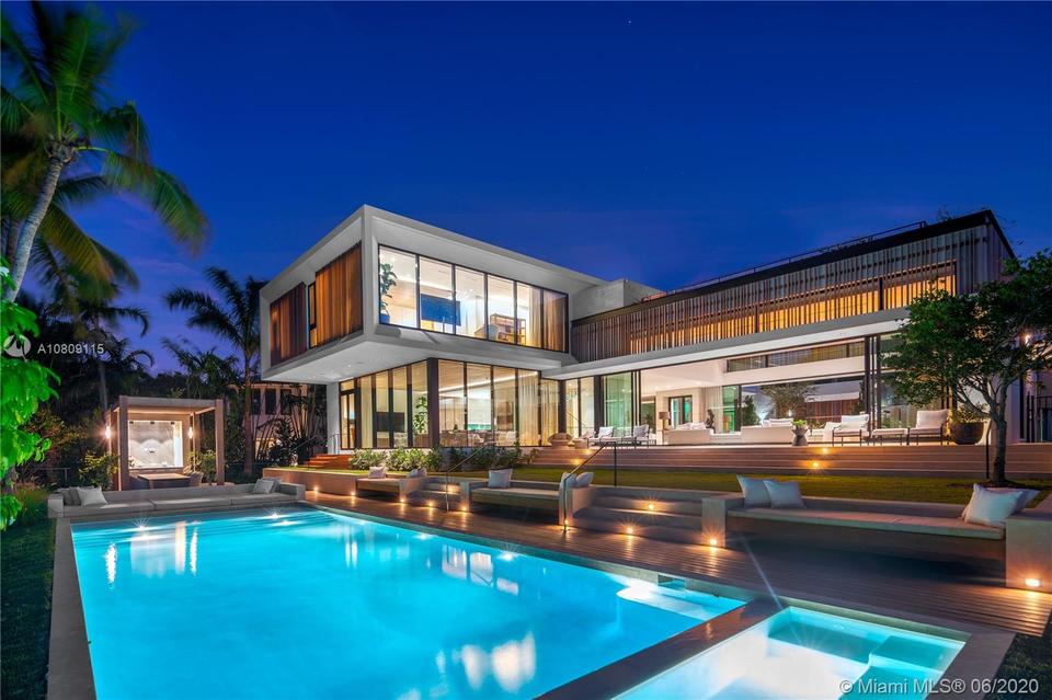 Sunset Islands Waterfront Mansion Pool Deck